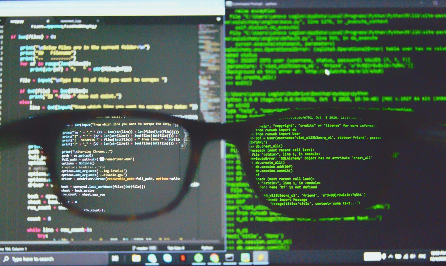 eyeglasses veiwing two differents motitors of code